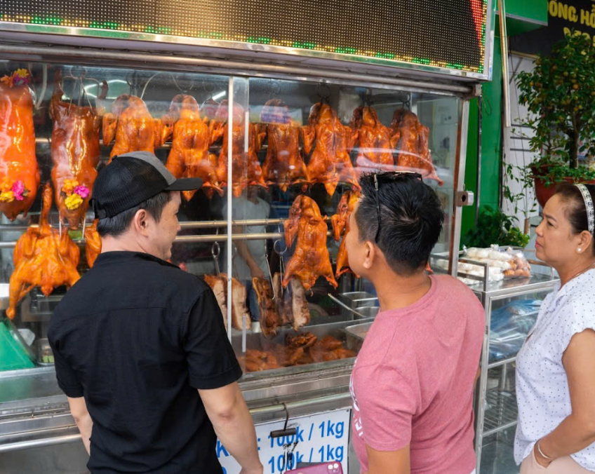Khách đang lựa vịt quay